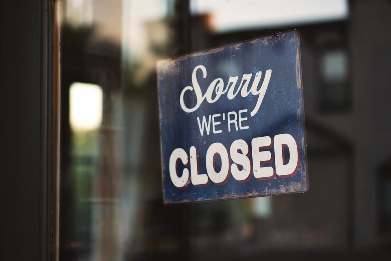blue-and-white-sorry-we-re-closed-wooden-signage